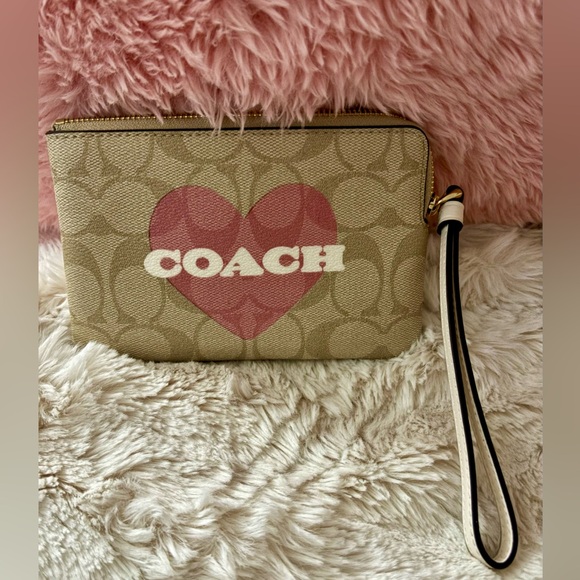 NEW Coach Signature Coated Canvas Heart Print Corner Zip Wristlet - Picture 9 of 15